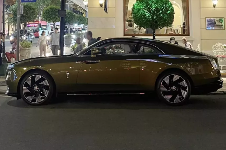 Màu sơn này của xe Rolls-Royce Spectre siêu sang chạy điện này có xanh lục khi đi vào ban đêm và ra nắng, hơi ngã sang màu vàng, phối cùng với đó là các chi tiết sơn đen, cũng như bộ mâm đa chấu kép, thiết kế đẹp mắt cho dòng xe điện này của hãng xe Anh quốc.