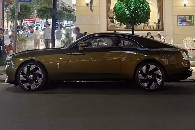 Màu sơn này của xe Rolls-Royce Spectre siêu sang chạy điện này có xanh lục khi đi vào ban đêm và ra nắng, hơi ngã sang màu vàng, phối cùng với đó là các chi tiết sơn đen, cũng như bộ mâm đa chấu kép, thiết kế đẹp mắt cho dòng xe điện này của hãng xe Anh quốc.
