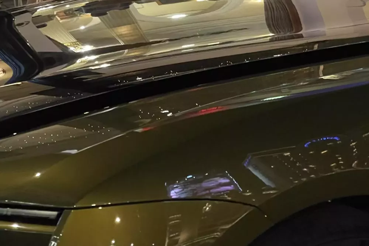 Điểm nhấn của dòng xe này chính là việc Rolls-Royce bỏ vào chút hồn cho Spectre qua đôi mắt rất cuốn, đây là lần đầu hãng xe Anh quốc đặt đèn pha với vị trí thấp đến vậy, và cũng là chiếc Rolls-Royce duy nhất có dải đèn LED chiếu sáng ban ngày đặt trên đèn pha, cụ thể là ngang bằng với đỉnh của lưới tản nhiệt hình lò sưởi nổi tiếng của hãng xe này.