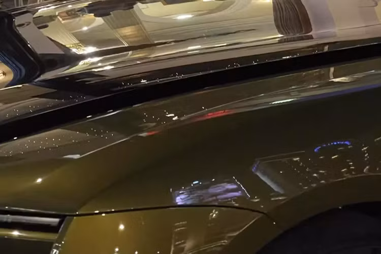 Điểm nhấn của dòng xe này chính là việc Rolls-Royce bỏ vào chút hồn cho Spectre qua đôi mắt rất cuốn, đây là lần đầu hãng xe Anh quốc đặt đèn pha với vị trí thấp đến vậy, và cũng là chiếc Rolls-Royce duy nhất có dải đèn LED chiếu sáng ban ngày đặt trên đèn pha, cụ thể là ngang bằng với đỉnh của lưới tản nhiệt hình lò sưởi nổi tiếng của hãng xe này.