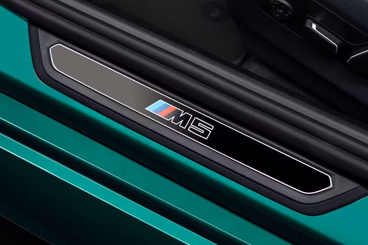 Phía sau vòm bánh trước là các lỗ thông hơi chức năng tạo thành một phần của hệ thống làm mát xe, hướng luồng không khí đến hai bộ tản nhiệt phụ. Phía sau xe còn có cánh lướt gió M và ống xả đôi mạ chrome màu đen M.