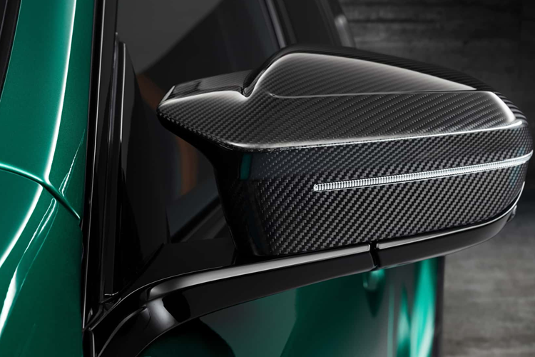 Tuy nhiên, mẫu M5 này lại là mẫu xe nặng hàng đầu với trọng lượng lên tới 2.445 kg và chính vì vậy, dù tăng thêm 16% sức mạnh nhưng BMW M5 2025 vẫn thực sự chậm hơn so với M5 cũ khi tăng tốc từ 0 – 96 km/h mất tới 3,4 giây.