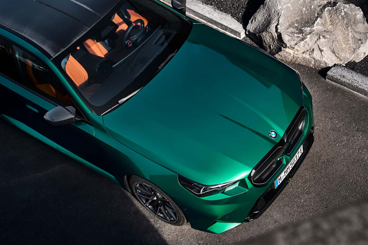 Về cơ bản, động cơ này giống với động cơ S68 xuất hiện trên siêu SUV XM hàng đầu của dòng M. Kết hợp với động cơ điện, công suất của xe tăng thêm 194 mã lực và mô-men xoắn tăng thêm 281 Nm.