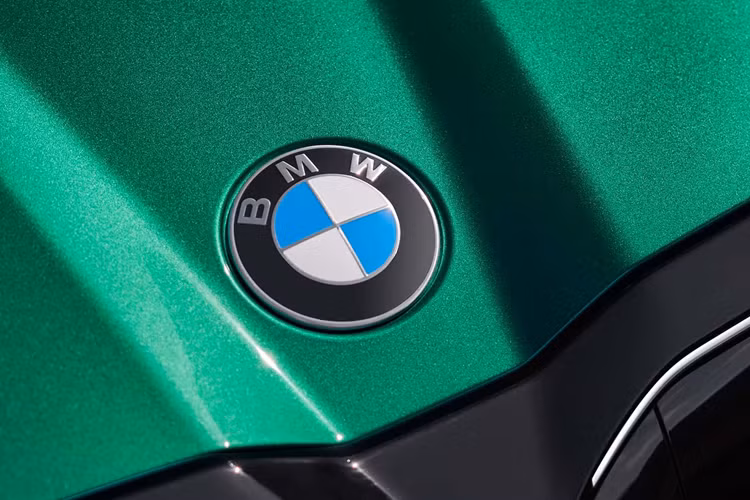Với sự hỗ trợ của động cơ điện, BMW ước tính M5 sẽ có thể di chuyển ở chế độ chỉ dùng điện không phát thải là 40 km. Về thiết kế, M5 có vòm bánh xe rộng hơn với vành trước 20 inch và vành sau 21 inch.