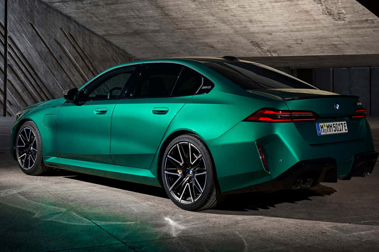 M5 hoàn toàn mới sẽ ra mắt chính thức tại Lễ hội tốc độ Goodwood 2024. Dây chuyền sản xuất của xe cũng sẽ bắt đầu tại nhà máy Dingolfing của công ty vào tháng 7. Giá xe BMW M5 2025 sẽ bắt đầu ở mức khoảng 119.500 USD, tăng 16% so với M5 2018 là 102.600 USD.