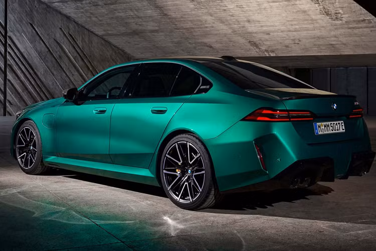 M5 hoàn toàn mới sẽ ra mắt chính thức tại Lễ hội tốc độ Goodwood 2024. Dây chuyền sản xuất của xe cũng sẽ bắt đầu tại nhà máy Dingolfing của công ty vào tháng 7. Giá xe BMW M5 2025 sẽ bắt đầu ở mức khoảng 119.500 USD, tăng 16% so với M5 2018 là 102.600 USD.