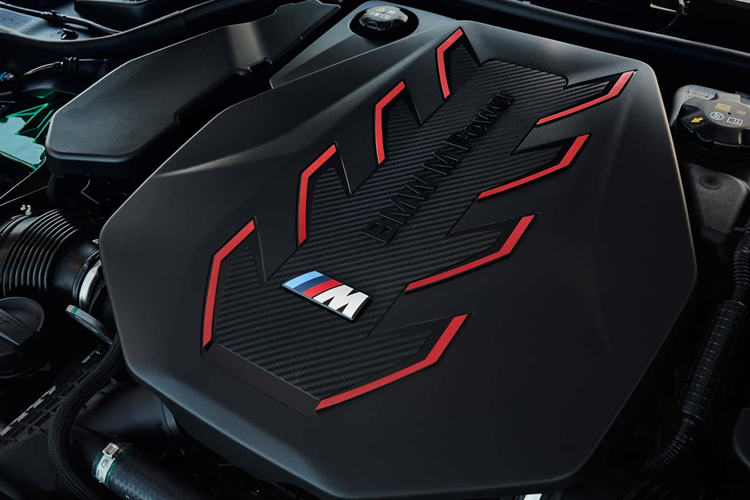 Hiệu ứng này khá ấn tượng với hiệu ứng hai màu đen/tím đậm và xám nâu sẫm/ngọc trai sâu được hiển thị trên chính lớp da – đặc biệt là ở tựa đầu và khu vực vai của ghế. Xe cũng được trang bị vô lăng mới hiện đã có hệ thống sưởi theo tiêu chuẩn.