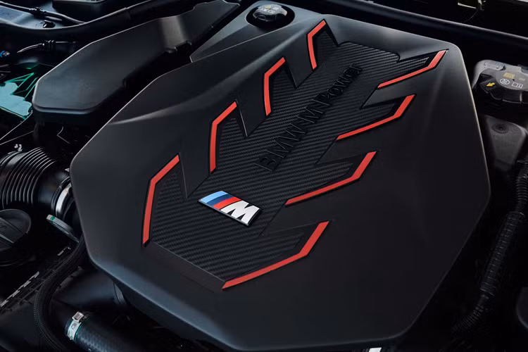 Hiệu ứng này khá ấn tượng với hiệu ứng hai màu đen/tím đậm và xám nâu sẫm/ngọc trai sâu được hiển thị trên chính lớp da – đặc biệt là ở tựa đầu và khu vực vai của ghế. Xe cũng được trang bị vô lăng mới hiện đã có hệ thống sưởi theo tiêu chuẩn.