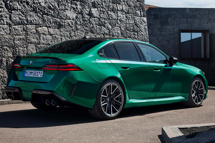 Mục đích chính của hệ điều hành này là loại bỏ thêm các nút vật lý khỏi khoang nội thất ô tô. Xe cũng được lắp đặt cong là nơi chứa một số biểu tượng đồ họa dành riêng cho M và được tạo thành từ màn hình thông tin 12,3 inch và màn hình điều khiển 14,9 inch lớn hơn.