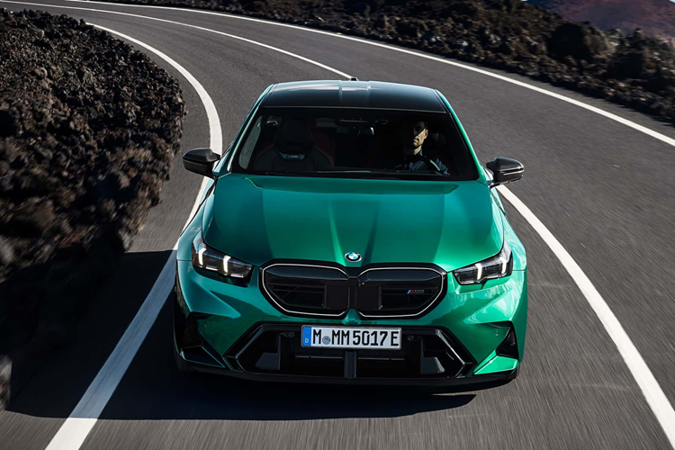 Khối động cơ xăng của BMW M5 2025 hiệu suất cao có khả năng đạt 577 mã lực trong khoảng 5.600–6.500 vòng/phút và mô-men xoắn 750 Nm tại 1.800 vòng/phút kết hợp với hộp số.