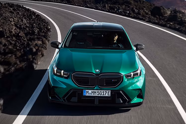 Khối động cơ xăng của BMW M5 2025 hiệu suất cao có khả năng đạt 577 mã lực trong khoảng 5.600–6.500 vòng/phút và mô-men xoắn 750 Nm tại 1.800 vòng/phút kết hợp với hộp số.