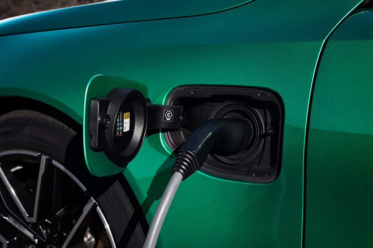 Về nội thất, xe sở hữu bộ ghế M Multifuction giúp cân bằng giữa sự thoải mái trên đường dài. BMW cũng cung cấp một số tùy chọn màu sắc cho nội thất bọc ghế, nhưng lựa chọn mới của BMW cho năm 2025 là gói da BMW Personal Full Merino Metallic.