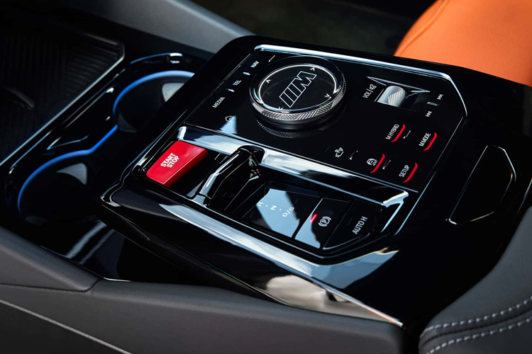 Xe được trang bị bộ phanh đĩa có kích thước 16 inch ở phía trước và 15,7 inch ở phía sau đi kèm với cùm phanh 6 piston ở phía trước và cùm phanh 1 piston ở phía sau. Ngoài ra, người dùng còn có thể lựa chọn tùy chọn phanh gốm M Carbon, loại phanh này sẽ giảm được 1% trọng lượng của xe.