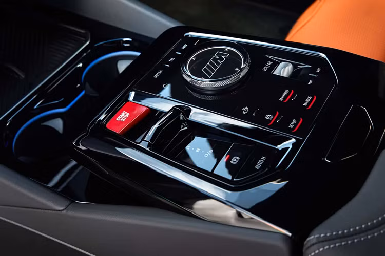 Xe được trang bị bộ phanh đĩa có kích thước 16 inch ở phía trước và 15,7 inch ở phía sau đi kèm với cùm phanh 6 piston ở phía trước và cùm phanh 1 piston ở phía sau. Ngoài ra, người dùng còn có thể lựa chọn tùy chọn phanh gốm M Carbon, loại phanh này sẽ giảm được 1% trọng lượng của xe.