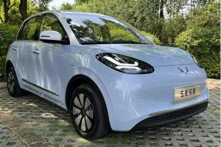 Wuling là 1 thương hiệu con do liên doanh GM-SAIC-Wuling điều hành, hãng này đã gây chấn động thế giới với chiếc xe điện cỡ nhỏ Hongguang Mini EV, đã đạt doanh số hơn 1 triệu chiếc chỉ sau 2 năm ra mắt, thừa thắng xông lên, Wuling đã giới thiệu thêm 1 xe điện cỡ nhỏ nữa, nhưng phân khúc cao cấp hơn mẫu xe điện mà Wuling đang bán tại Việt Nam, chiếc xe này họ gọi là Wuling Bingo Plus 2024 mới.