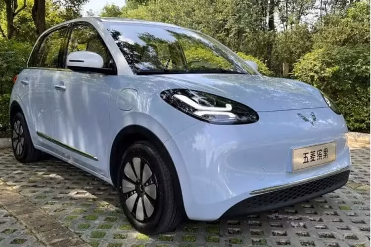 Wuling là 1 thương hiệu con do liên doanh GM-SAIC-Wuling điều hành, hãng này đã gây chấn động thế giới với chiếc xe điện cỡ nhỏ Hongguang Mini EV, đã đạt doanh số hơn 1 triệu chiếc chỉ sau 2 năm ra mắt, thừa thắng xông lên, Wuling đã giới thiệu thêm 1 xe điện cỡ nhỏ nữa, nhưng phân khúc cao cấp hơn mẫu xe điện mà Wuling đang bán tại Việt Nam, chiếc xe này họ gọi là Wuling Bingo Plus 2024 mới.