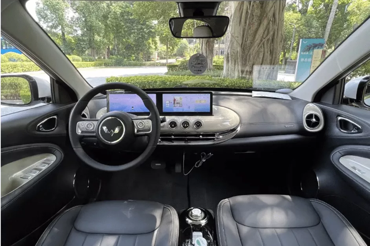 Đánh giá từ ảnh chụp nội thất, cửa gió điều hòa và bảng điều khiển trung tâm có sự khác biệt so với Bingo tiêu chuẩn. Dự kiến giá xe Wuling Bingo Plus điện cỡ nhỏ nhiều khả năng bán ra dưới 100.000 nhân dân tệ (14.000 USD), hay 326 triệu đồng.