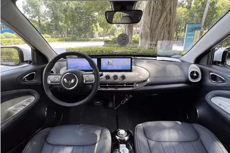 Đánh giá từ ảnh chụp nội thất, cửa gió điều hòa và bảng điều khiển trung tâm có sự khác biệt so với Bingo tiêu chuẩn. Dự kiến giá xe Wuling Bingo Plus điện cỡ nhỏ nhiều khả năng bán ra dưới 100.000 nhân dân tệ (14.000 USD), hay 326 triệu đồng.