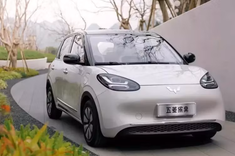 Chẳng hạn như mặt trước vẫn áp dụng thiết kế lưới tản nhiệt khép kín, biểu thị trạng thái của nó là một chiếc xe điện, nhưng có thêm các đường cắt, dọc theo mặt trước xuống cản, giống như hốc gió trên các xe xăng.