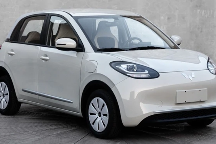 So sánh kích thước, Wuling Bingo có các số đo bao gồm chiều dài, chiều rộng và chiều cao lần lượt sẽ là 3950/1708/1580 mm, chiều dài cơ sở 2560 mm, còn các thông số của Wuling Bingo Plus tương ứng sẽ là 4090/1720/1575 mm, chiều dài cơ sở 2610 mm.