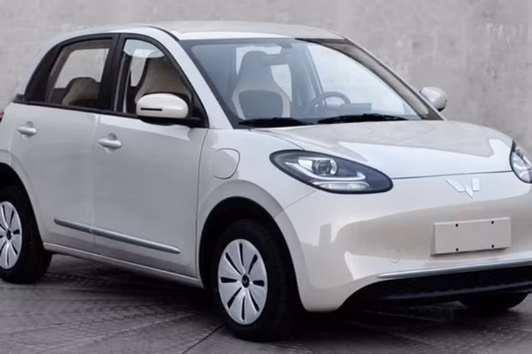 So sánh kích thước, Wuling Bingo có các số đo bao gồm chiều dài, chiều rộng và chiều cao lần lượt sẽ là 3950/1708/1580 mm, chiều dài cơ sở 2560 mm, còn các thông số của Wuling Bingo Plus tương ứng sẽ là 4090/1720/1575 mm, chiều dài cơ sở 2610 mm.