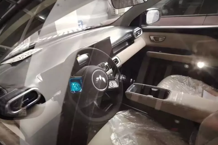 Bên sườn xe bỏ đi chi tiết thanh nẹp crôm, thay vào đó tấm ốp sườn bằng nhựa màu đen to hơn, xe cũng có bộ la-zăng 5 chấu mới, đèn hậu kiểu xuyên suốt và thân xe hai màu với hiệu ứng mái treo. Cuối cùng là đèn pha thiết kế mới, dễ nhận ra nhất là chi tiết dải đèn LED chiếu sáng ban ngày nằm ngang.