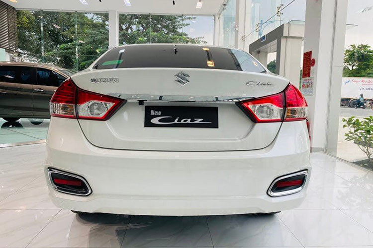 Tuy nhiên, Suzuki Ciaz lại sở hữu nội thất khá rộng rãi nhờ chiều dài cơ sở lên đến 2.650 mm. Xe có những trang bị nổi bật như ghế bọc da, kết nối Wifi, điều khiển bằng giọng nói, cảnh báo lệch làn đường, cảnh báo khoảng cách với xe phía trước và cảnh báo khi phương tiện phía trước di chuyển.