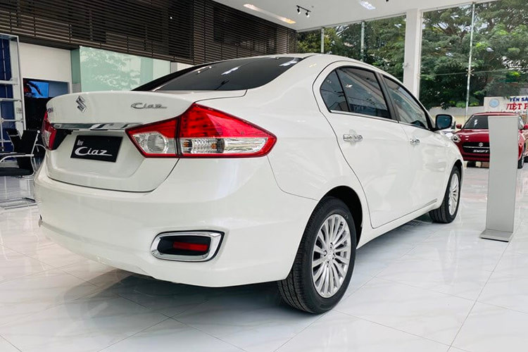Suzuki Ciaz là xe nhập khẩu nguyên chiếc từ Thái Lan, tuy nhiên theo công bố vào hồi đầu tháng 6/2024, hãng sẽ ngừng lắp ráp ôtô tại đây từ 2025 và chuyển sang nhập khẩu. Vì vậy, việc Suzuki Ciaz tạm ngừng bán tại Việt Nam cũng là điều được dự đoán trước.