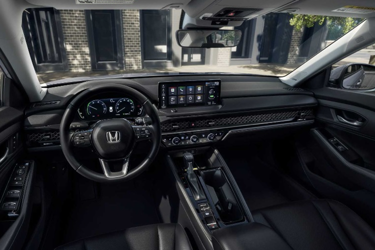 Nhìn chung, thiết kế của mẫu xe sedan Honda Accord 2025 không khác gì bản tiền nhiệm, chỉ có phiên bản SE mới sở hữu các chi tiết ngoại thất như: gương chiếu hậu, ăng-ten vây cá mập và mâm hợp kim 17 inch đều được phủ màu đen, tạo nên diện mạo mạnh mẽ và hiện đại.