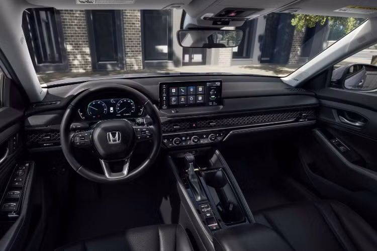 Nhìn chung, thiết kế của mẫu xe sedan Honda Accord 2025 không khác gì bản tiền nhiệm, chỉ có phiên bản SE mới sở hữu các chi tiết ngoại thất như: gương chiếu hậu, ăng-ten vây cá mập và mâm hợp kim 17 inch đều được phủ màu đen, tạo nên diện mạo mạnh mẽ và hiện đại.