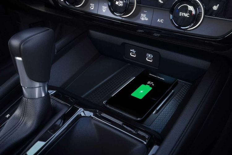 Ngoài ra, xe còn có cửa sổ trời chỉnh điện, điều hòa tự động hai vùng, hệ thống âm thanh 8 loa và các chi tiết trang trí màu đen piano kết hợp lưới kim loại giúp cho không gian nội thất bắt mắt và ấn tượng hơn.