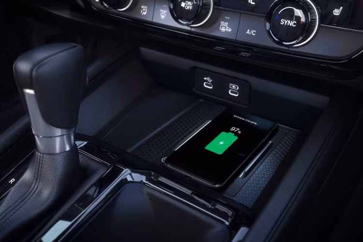 Ngoài ra, xe còn có cửa sổ trời chỉnh điện, điều hòa tự động hai vùng, hệ thống âm thanh 8 loa và các chi tiết trang trí màu đen piano kết hợp lưới kim loại giúp cho không gian nội thất bắt mắt và ấn tượng hơn.