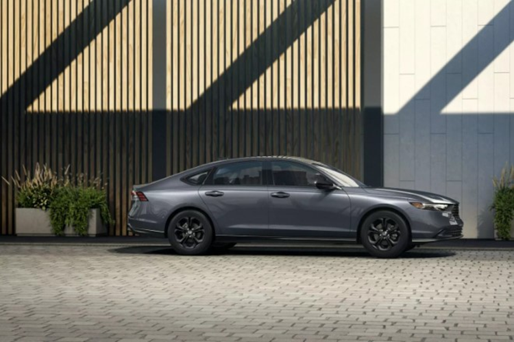 Trong khi đó, các bản còn lại sẽ được trang bị hệ truyền động hybrid với sự kết hợp của động cơ 4 xi-lanh dung tích 2.0 lít kết hợp với hai mô tơ điện cho tổng công suất 204 mã lực.