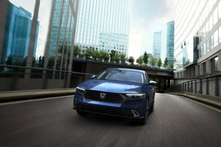Theo công bố, bản hybrid sẽ có mức tiêu hao nhiên liệu chỉ 4,9 lít/100 km. Khi bán ra thị trường, Honda Accord 2025 thế hệ mới sẽ cạnh tranh mạnh mẽ với "người đồng hương" Toyota Camry 2025.