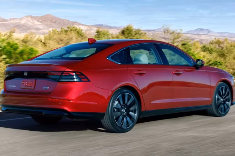 Cung cấp sức mạnh cho Honda Accord SE 2025 là động cơ tăng áp 4 xi-lanh dung tích 1.5 lít, sản sinh công suất 192 mã lực và mô-men xoắn 192 Nm. Xe sử dụng hộp số vô cấp (CVT) với "chương trình Step-Shift", cho phép mô phỏng sự thay đổi số mượt mà, tạo cảm giác lái tự nhiên hơn cho người lái.