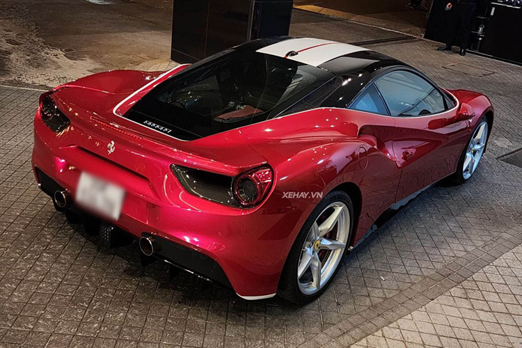 Ferrari 488 GTB sử dụng khối động cơ V8 3.9L tăng áp kép quen thuộc, sản sinh ra công suất 661 mã lực và 670 Nm mô-men xoắn.