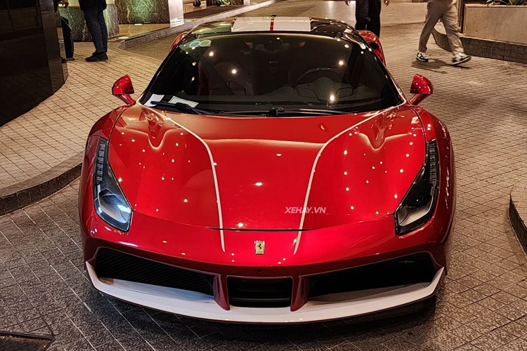 Sau khoảng hơn một năm gặp sự cố, thời điểm hiện tại chiếc Ferrari 488 GTB của đại gia Hà Nội này đã lấy lại được vẻ đẹp vốn có ban đầu. Xe vẫn mang màu sơn ngoại thất đỏ đặc trưng của thương hiệu nhưng có thêm điểm nhấn màu trắng trên nắp capo, cản trước, 2 bên thân và cản sau.