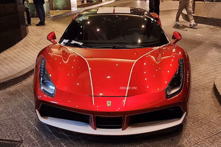 Sau khoảng hơn một năm gặp sự cố, thời điểm hiện tại chiếc Ferrari 488 GTB của đại gia Hà Nội này đã lấy lại được vẻ đẹp vốn có ban đầu. Xe vẫn mang màu sơn ngoại thất đỏ đặc trưng của thương hiệu nhưng có thêm điểm nhấn màu trắng trên nắp capo, cản trước, 2 bên thân và cản sau.