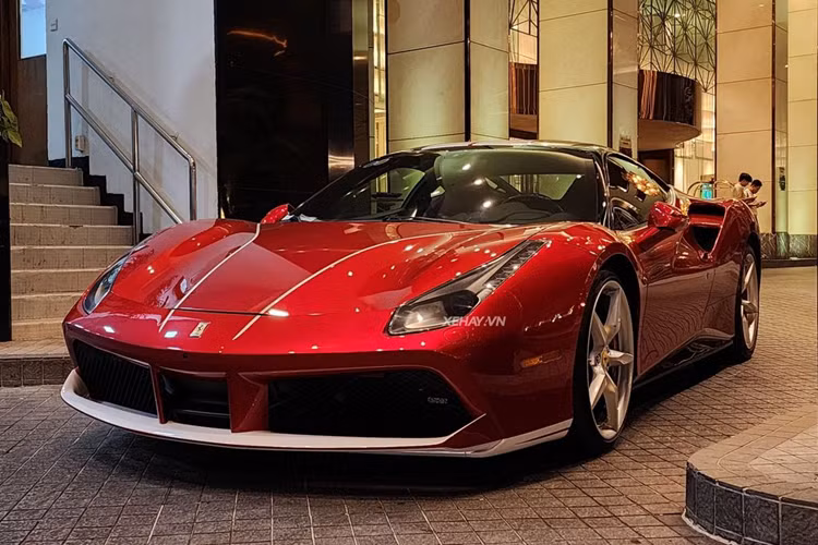 Vào tháng 7/2022, chiếc Ferrari 488 GTB bị đứt dây cu-roa và được chủ sở hữu là một đại gia Hà Nội vận chuyển tới trung tâm sửa chữa. Sau khi sửa xong, một kỹ thuật viên đã vận hành thử chiếc xe rồi mất lái, đâm vào gốc cây. Rất may vụ tai nạn không gây thiệt hại về người, nhưng chiếc Ferrari 488 GTB nát đầu và không sử dụng được.