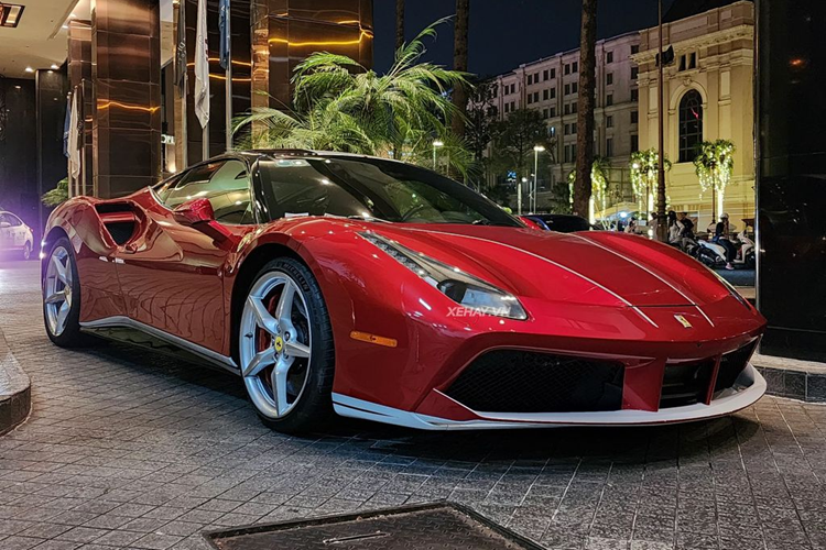Về ngoại hình, Ferrari 488 GTB gây ấn tượng với cản trước kiểu 3 khoang được thiết kế theo hình hộp vuông vức tương tự siêu phẩm triệu đô Ferrari LaFerrari, cụm đèn pha LED với dải LED kéo dài đầy sắc sảo và bộ mâm 5 chấu kép màu bạc giúp gia tăng vẻ thể thao cho xe.