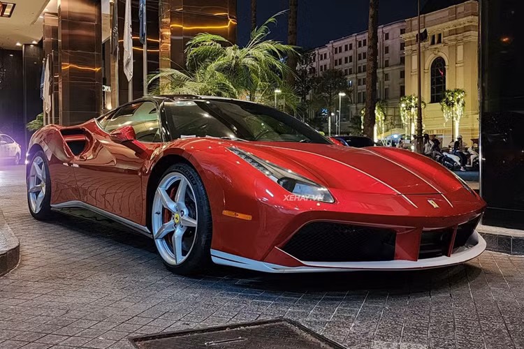 Về ngoại hình, Ferrari 488 GTB gây ấn tượng với cản trước kiểu 3 khoang được thiết kế theo hình hộp vuông vức tương tự siêu phẩm triệu đô Ferrari LaFerrari, cụm đèn pha LED với dải LED kéo dài đầy sắc sảo và bộ mâm 5 chấu kép màu bạc giúp gia tăng vẻ thể thao cho xe.