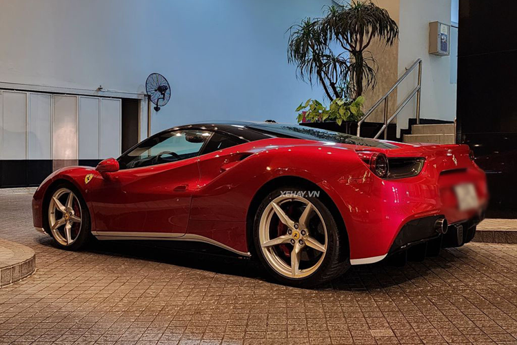 Ngay từ khi ra mắt thế giới vào năm 2015, Ferrari 488 GTB đã được đánh giá là một "người kế nhiệm" đầy lỗi lạc của mẫu xe đi trước 458 Italia, với 85% bộ phận trên 488 được thay mới so với 458. Đặc biệt, hệ thống phanh và lốp xe trên 488 GTB đều được "thửa lại" từ LaFerrari.