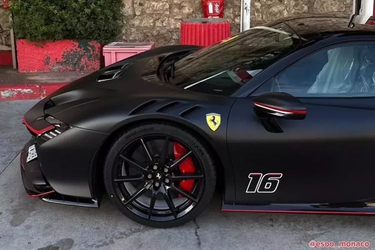 Thông số kỹ thuật của siêu xe Ferrari SF90 XX cực kỳ giống với chiếc Daytona SP3 của Leclerc. Giống như chiếc xe đó, SF90 XX của anh được phủ trong màu đen satin và các chi tiết màu đỏ tinh tế như dải màu đỏ kéo dài giữa đèn pha, bộ chia gió trước và váy bên.