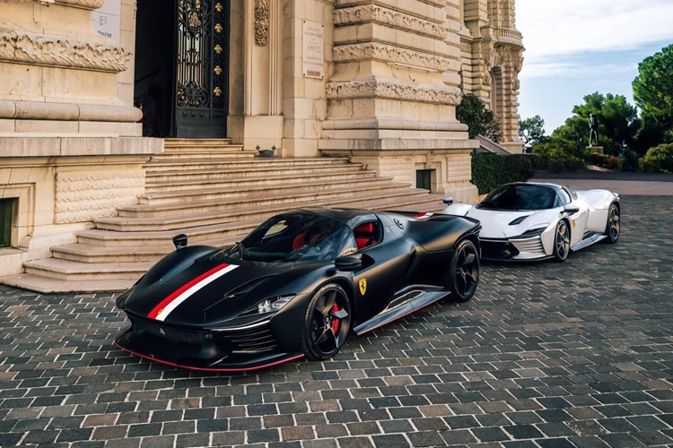 Những nét tùy chỉnh của Leclerc tiếp tục với màu cờ Monaco – trắng và đỏ – hiện rõ trên gương chiếu hậu và tấm ốp đuôi xe. Số xe đua '16' của anh cũng được in trên cả hai cửa. Những điểm nhấn khác của ngoại thất xe bao gồm Scuderia Shields trên vòm bánh xe phía trước, bánh xe đen bóng và kẹp phanh màu đỏ.