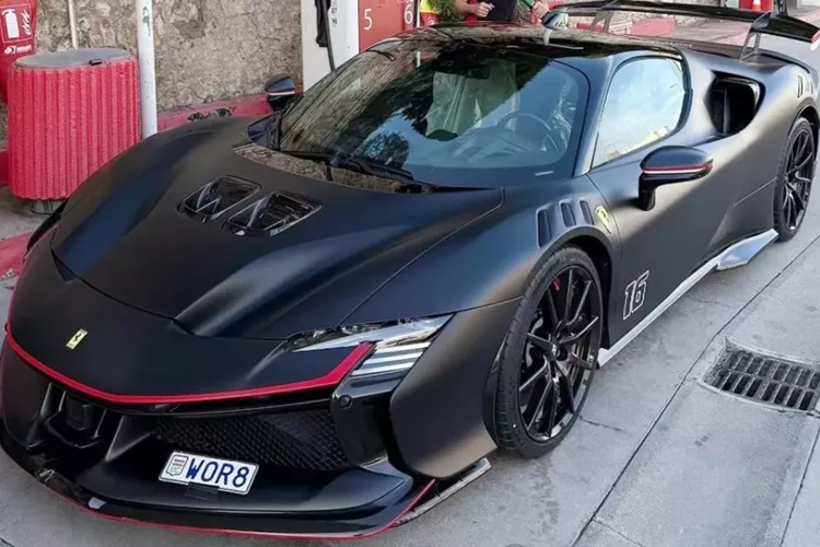 Chỉ mới vài tháng trước, tay đua Công thức 1 của Ferrari là Charles Leclerc đã nhận được chìa khóa của chiếc Daytona SP3 được tùy chỉnh và giờ đây, tay đua người Monaco lại tiếp tục nhận thêm một chiếc Ferrari nữa, đó là chiếc Ferrari SF90 XX đặc biệt dành cho đường đua.