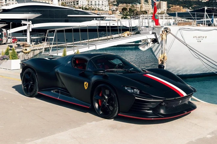 Bao gồm các ống dẫn mới trong nắp ca-pô và một cánh gió cố định lớn phía sau. Tổng thể, chiếc xe tạo ra lực ép xuống 1.169 lbs (530 kg) ở tốc độ 155 dặm/giờ (240 km/giờ), nhiều hơn khá nhiều so với lực ép xuống 860 lbs (390 kg) của SF90 Stradale tiêu chuẩn.