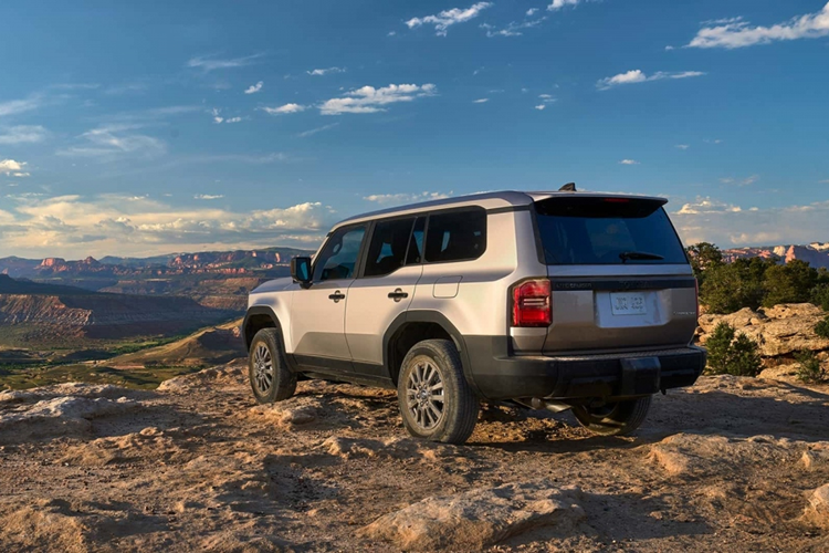 Cộng đồng người dùng trên các nền tảng mạng xã hội ở Mỹ cũng đã không ít lần chỉ ra trường hợp “bia kèm lạc” đối với Land Cruiser 250 thế hệ mới tại những đại lý khác.