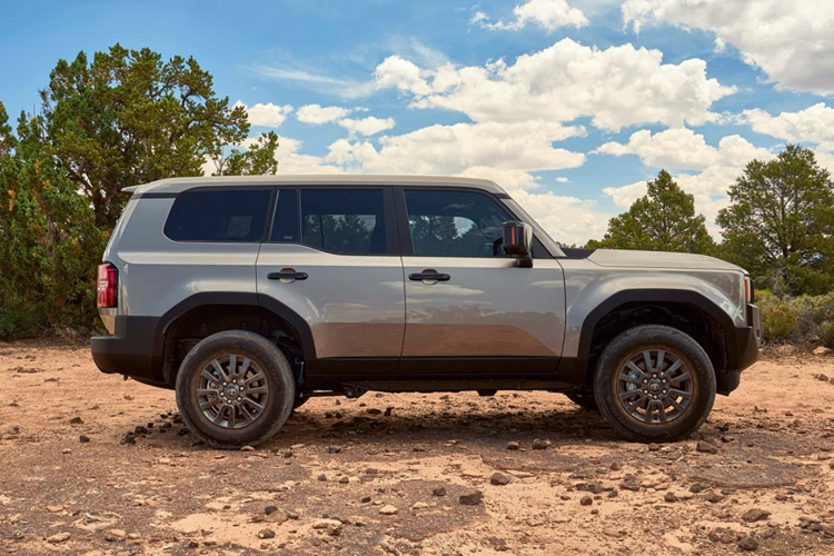 Được biết, riêng tại đại lý Toyota Carlsbad còn có vài chiếc Land Cruiser 250 thế hệ mới nữa và tất cả đều được gắn sẵn phụ kiện, kèm theo mức giá cao hơn nhiều so với con số được Toyota khuyến nghị.