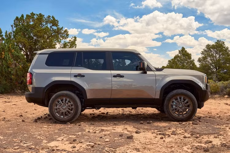 Được biết, riêng tại đại lý Toyota Carlsbad còn có vài chiếc Land Cruiser 250 thế hệ mới nữa và tất cả đều được gắn sẵn phụ kiện, kèm theo mức giá cao hơn nhiều so với con số được Toyota khuyến nghị.