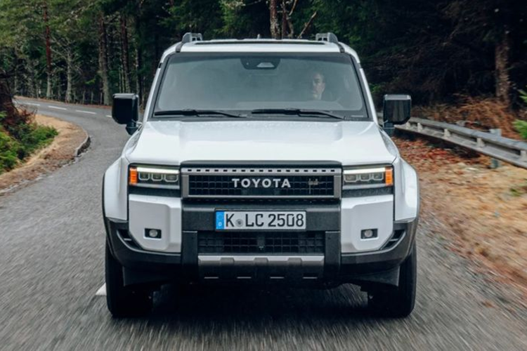 Chưa kể, ngoài thị trường có rất nhiều đơn vị cũng cung cấp giải pháp phủ ceramic có chất lượng tương đương với giá chỉ khoảng 1.500 USD (38,2 triệu đồng). Nổi bật nhất phải kể tới dàn lốp địa hình Falken WildPeak AT kích cỡ 265/70R18.